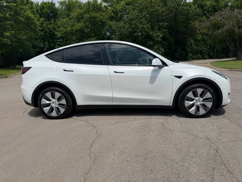 Used 2023 Tesla Model Y AWD image 4