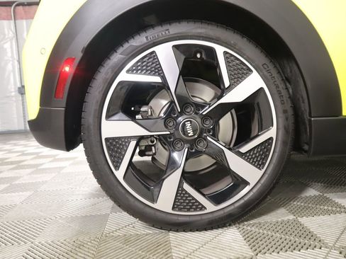 Certified 2025 MINI Cooper S image 32