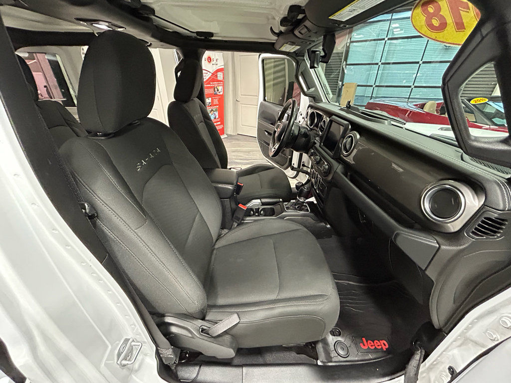 Used 2018 Jeep Wrangler Unlimited Sahara AWD/4WD image 38