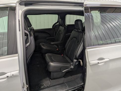 Used 2025 Chrysler Pacifica Select image 8