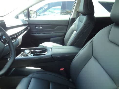 Used 2025 Nissan Murano SV FWD image 9