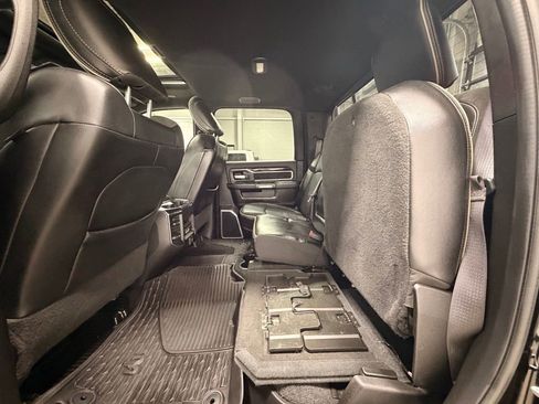 Used 2019 RAM 2500 Laramie w/ Black Appearance Package AWD/4WD image 18