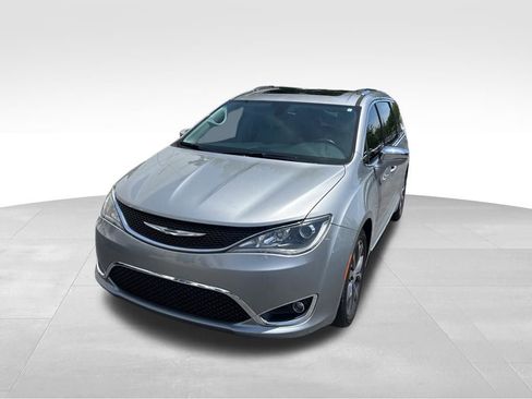 Used 2017 Chrysler Pacifica Limited FWD image 3