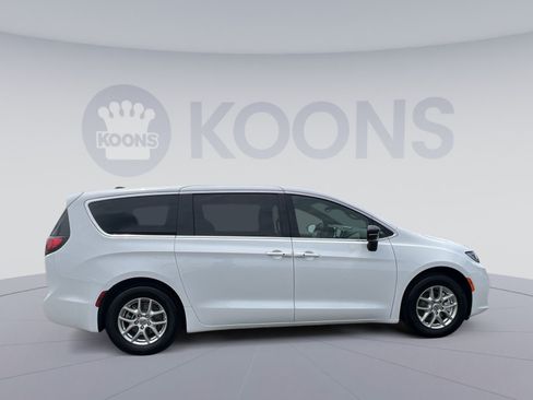 Used 2025 Chrysler Pacifica Select FWD image 17