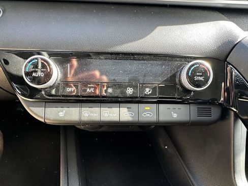 Used 2023 Hyundai Elantra Blue FWD image 23