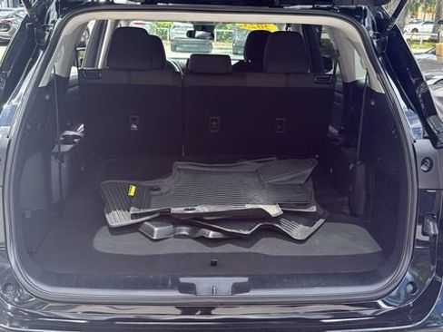 Used 2023 Toyota Highlander L FWD image 8