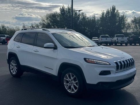 Used 2017 Jeep Cherokee Latitude w/ Comfort & Sound Group FWD image 9