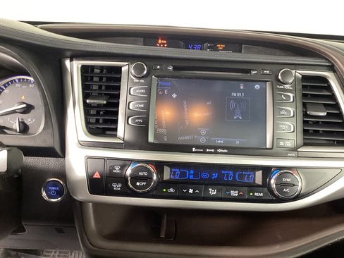 Used 2017 Toyota Highlander XLE AWD/4WD image 29