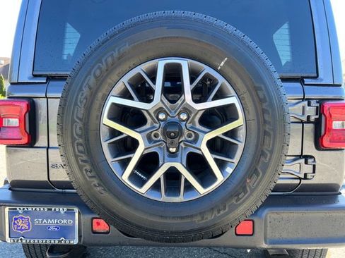 Used 2025 Jeep Wrangler Unlimited Sahara AWD/4WD image 15