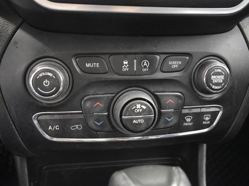 Used 2019 Jeep Cherokee Trailhawk w/ Cold Weather Group image 39