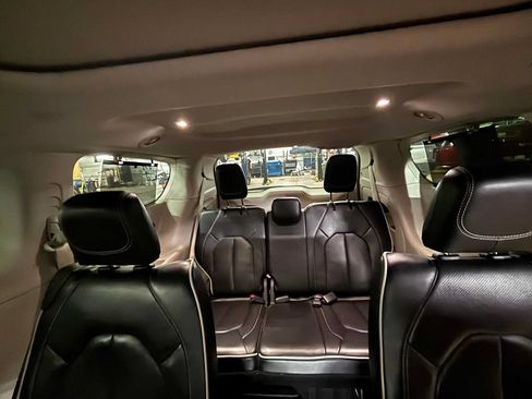 Used 2023 Chrysler Pacifica Limited FWD image 3