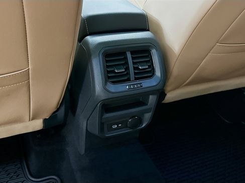 Used 2022 Volkswagen Tiguan SE w/ Panoramic Sunroof Package AWD/4WD image 29