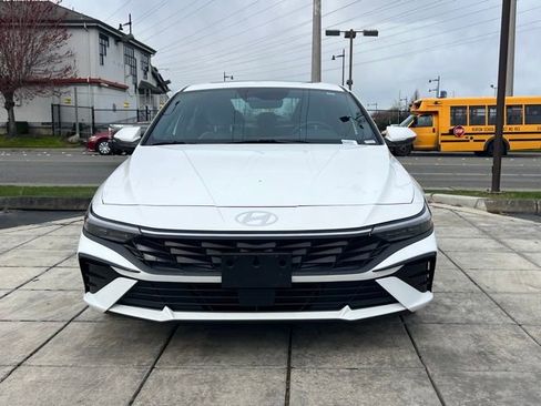 Certified 2025 Hyundai Elantra Limited image 4