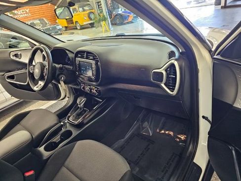 Used 2021 Kia Soul LX image 8