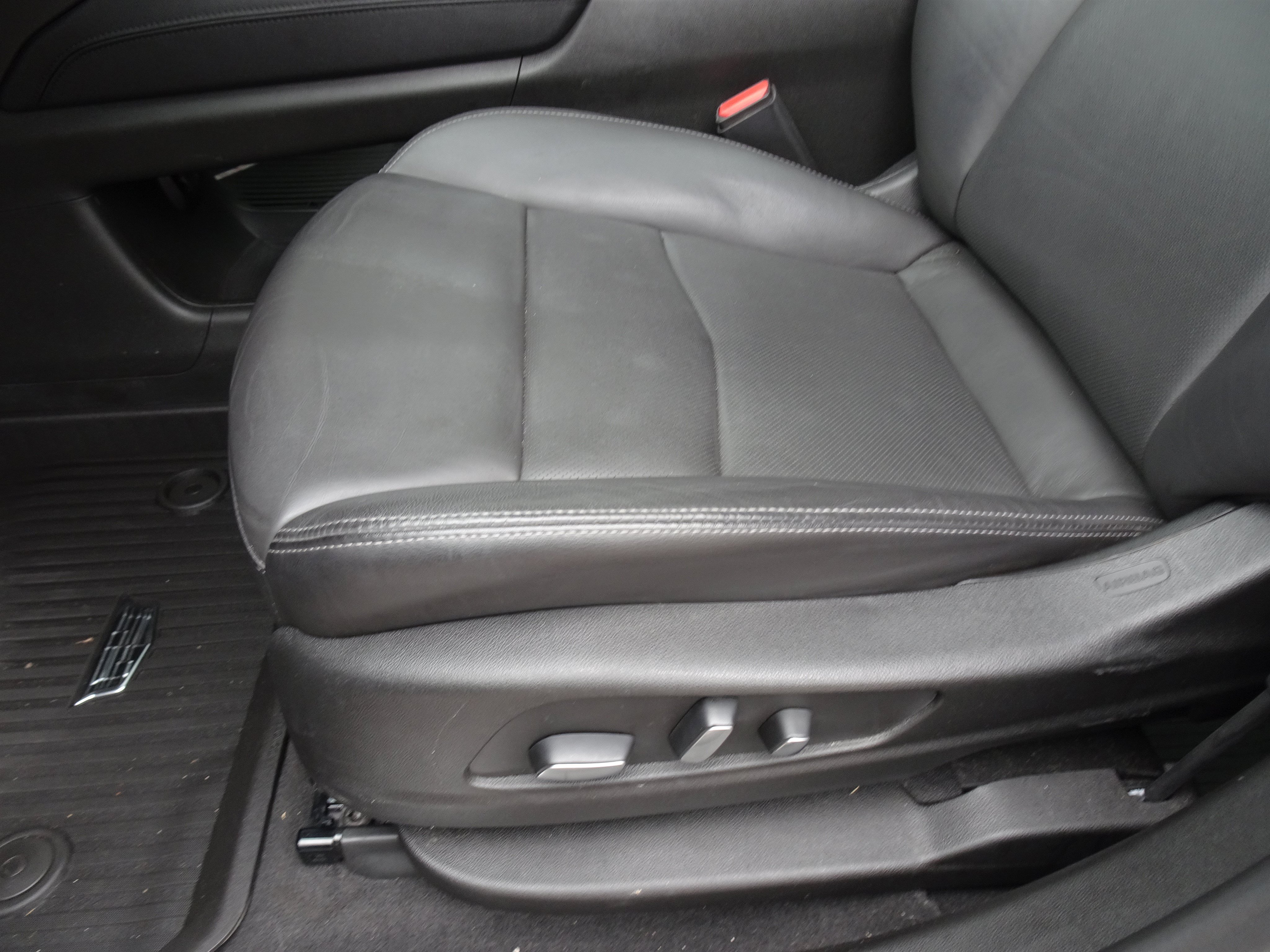 Used 2024 Cadillac XT5 Premium Luxury w/ LPO, Floor Liner Package AWD/4WD image 9