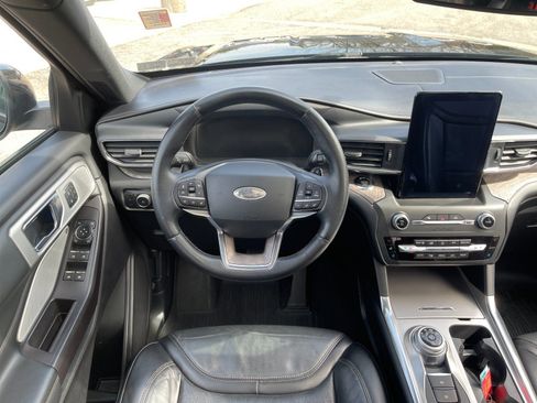 Used 2020 Ford Explorer Platinum w/ Premium Technology Package image 16