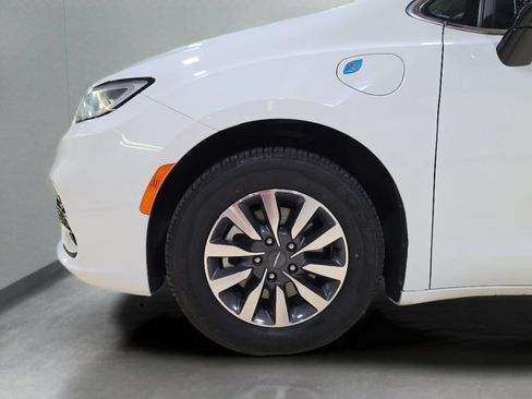Used 2024 Chrysler Pacifica Limited FWD image 25