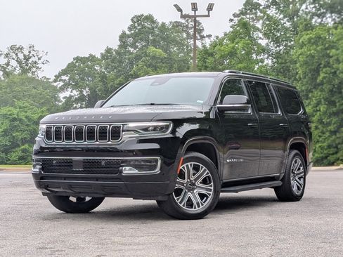 Used 2025 Jeep Wagoneer 4WD image 4