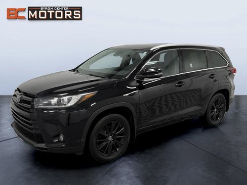 Used 2017 Toyota Highlander SE AWD/4WD image 1