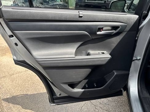 Used 2023 Toyota Highlander XLE AWD/4WD image 18