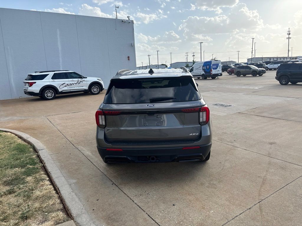 Used 2025 Ford Explorer ST-Line w/ ST-Line Street Pack AWD/4WD image 7