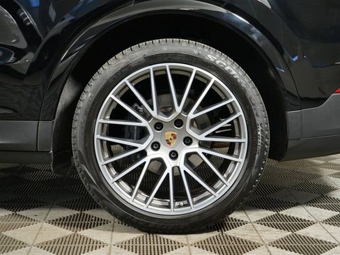 Certified 2023 Porsche Cayenne Platinum Edition image 40