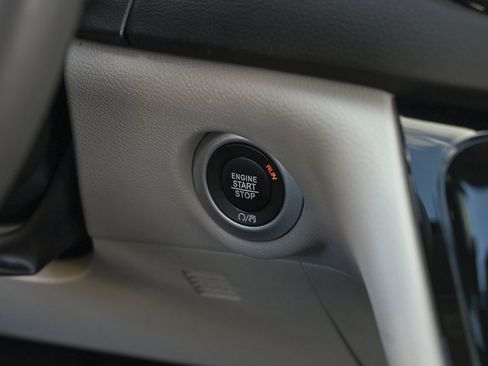 Used 2024 Chrysler Pacifica Touring-L image 32