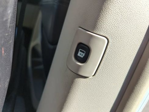 Used 2016 Chrysler Town & Country Touring w/ Driver Convenience Group FWD image 17