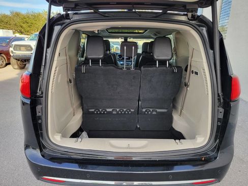 Used 2020 Chrysler Pacifica Limited image 16