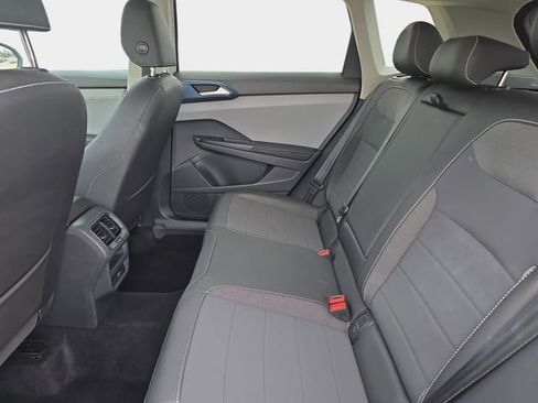 Used 2024 Volkswagen Taos SE image 16