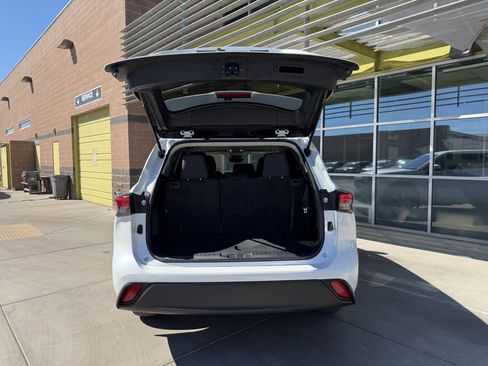 Used 2023 Toyota Highlander L image 37