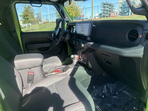 Certified 2025 Jeep Gladiator Rubicon w/ Convenience Group image 35