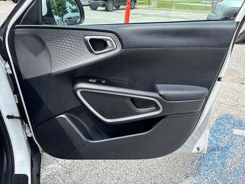 Used 2025 Kia Soul LX w/ LX Technology Package FWD image 24