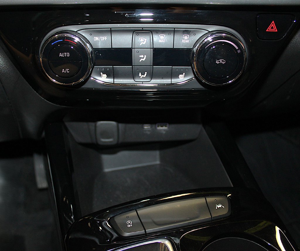 Used 2025 Chevrolet Trax LT w/ LT Convenience Package FWD image 20