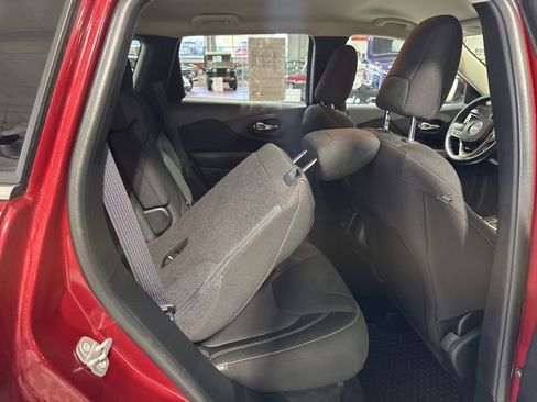 Used 2017 Jeep Cherokee Latitude w/ Comfort/Convenience Group image 39