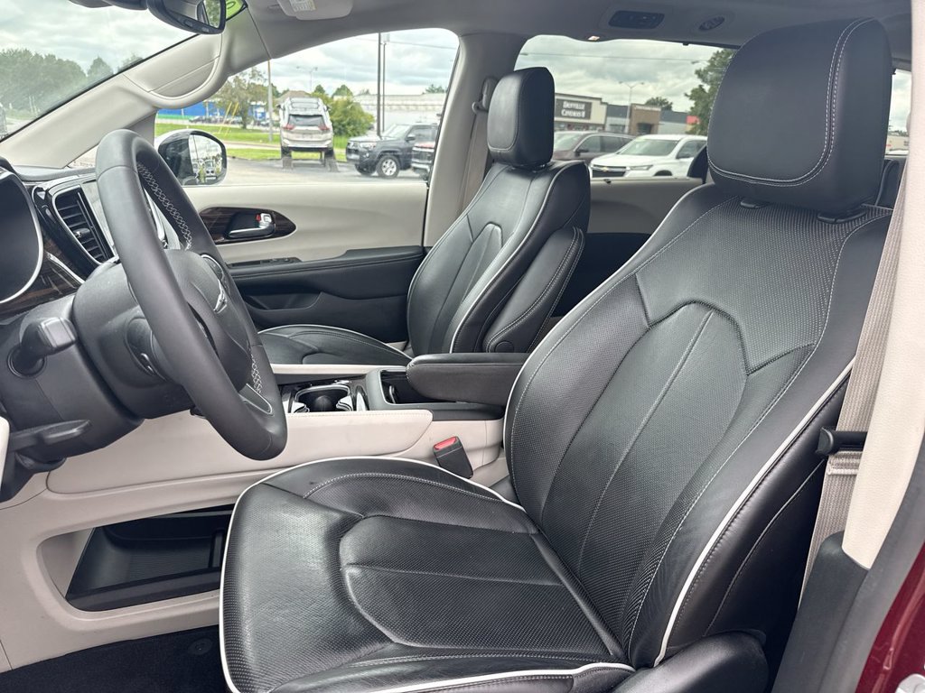 Used 2023 Chrysler Pacifica Limited AWD/4WD image 23