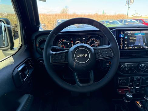 Used 2025 Jeep Gladiator Mojave w/ Convenience Group image 14