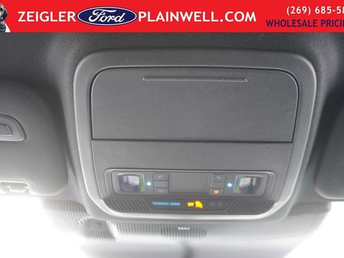 Used 2025 Ford Explorer ST-Line w/ ST-Line Street Pack image 33