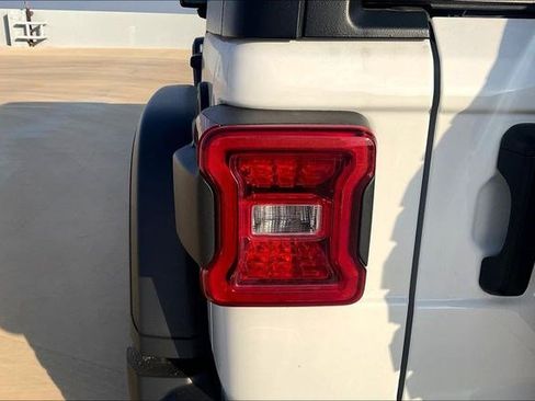 Used 2024 Jeep Wrangler Unlimited Rubicon image 35