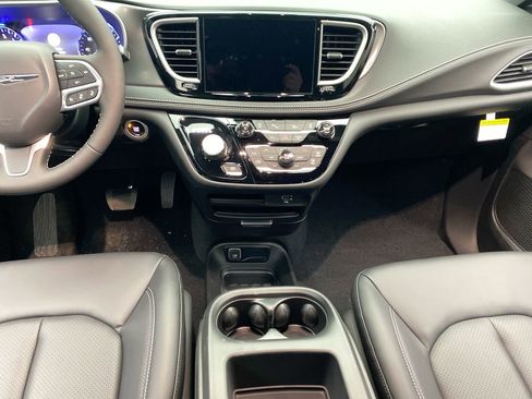 New 2026 Chrysler Pacifica Select FWD image 19