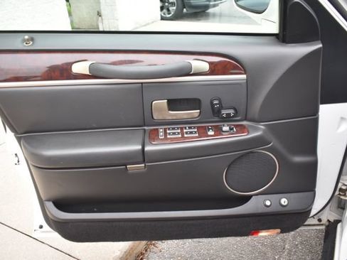 Used 2008 Lincoln Town Car Executive RWD image 18