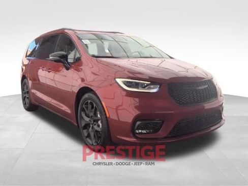 Used 2024 Chrysler Pacifica Limited w/ S Appearance Package FWD image 7