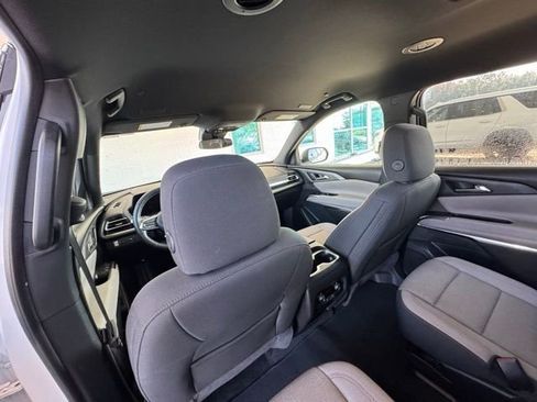 Used 2025 Chevrolet Traverse LT image 23