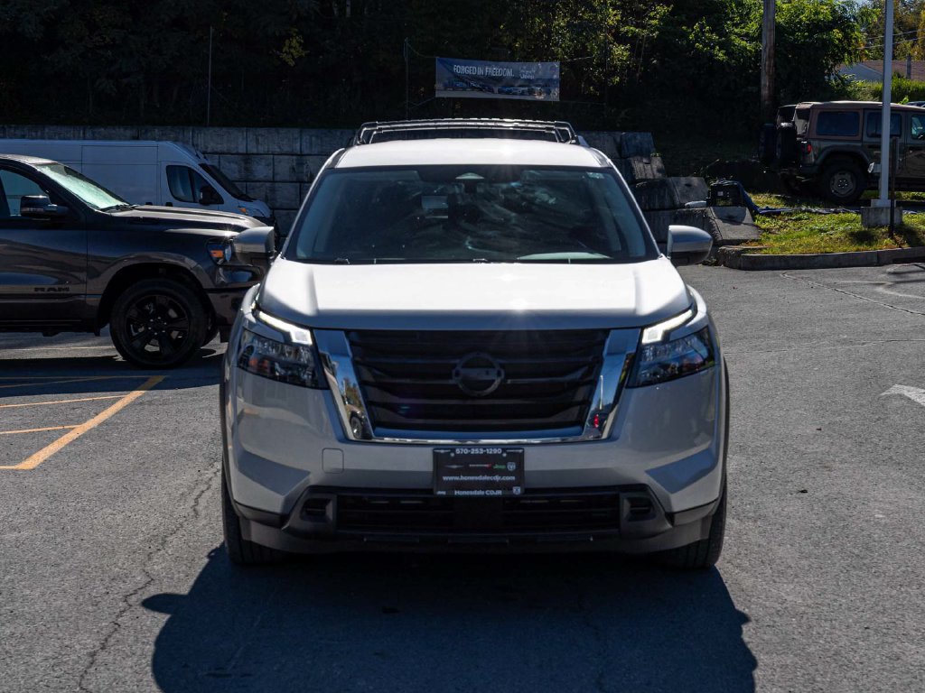 Used 2023 Nissan Pathfinder SV AWD/4WD image 2