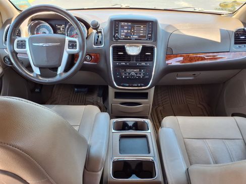 Used 2016 Chrysler Town & Country Touring w/ Driver Convenience Group FWD image 11
