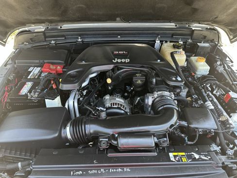 Used 2018 Jeep Wrangler Unlimited Rubicon AWD/4WD image 4
