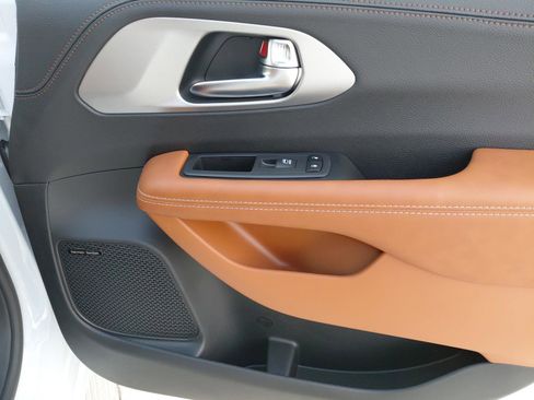 New 2026 Chrysler Pacifica Pinnacle image 18