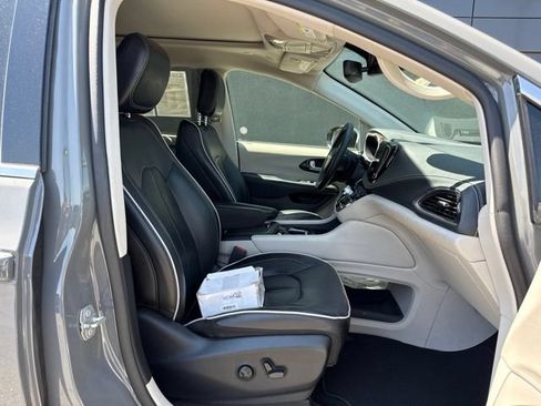 Used 2023 Chrysler Pacifica Limited FWD image 10