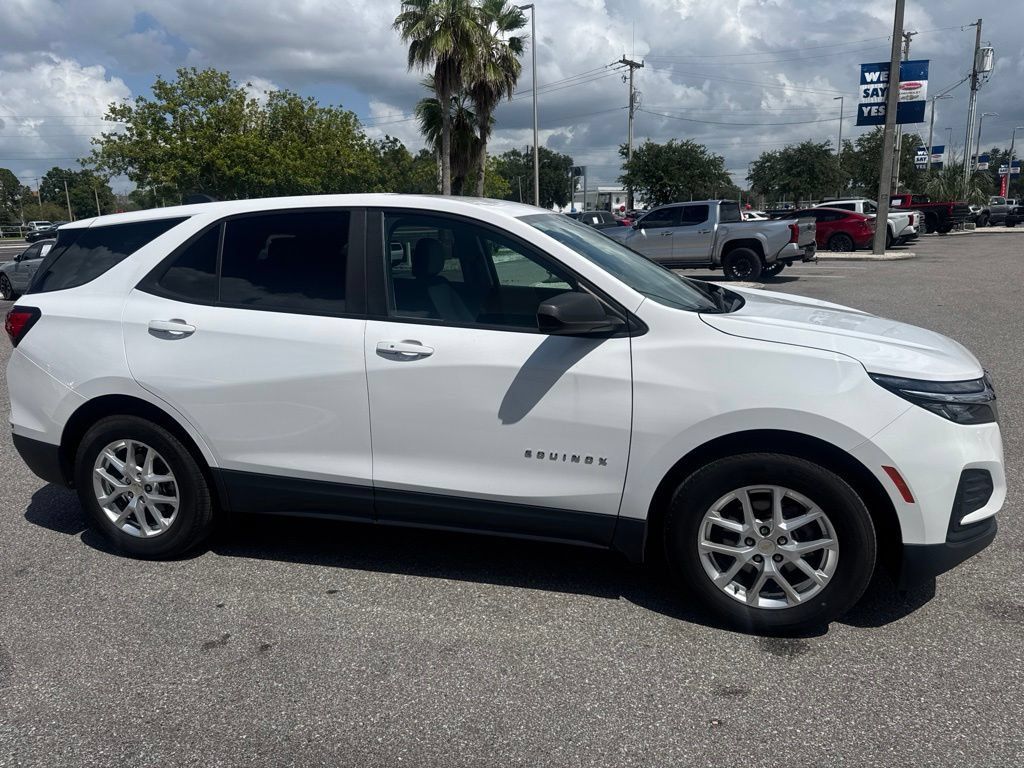Used 2024 Chevrolet Equinox LS w/ LS Convenience Package FWD image 4