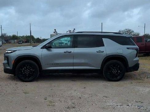 Used 2025 Chevrolet Traverse LT w/ Midnight/Sport Edition image 5